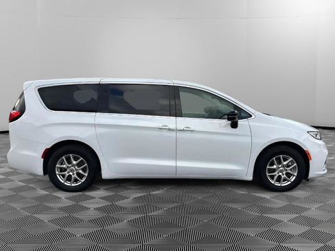 Used 2024 Chrysler Pacifica Touring-L image 6