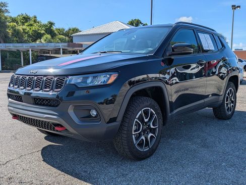 Used 2024 Jeep Compass Trailhawk AWD/4WD image 9
