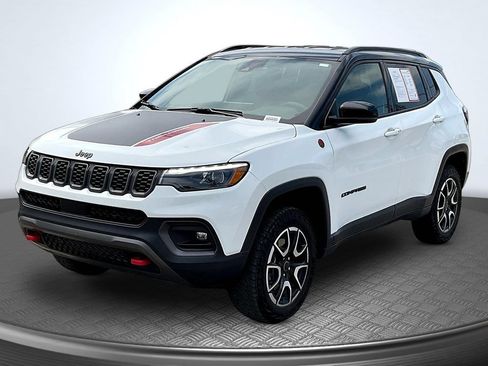 Used 2025 Jeep Compass Trailhawk w/ Trailhawk Elite Group AWD/4WD image 3