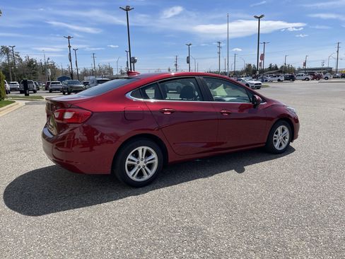 Used 2018 Chevrolet Cruze LT w/ LT Convenience Package FWD image 4
