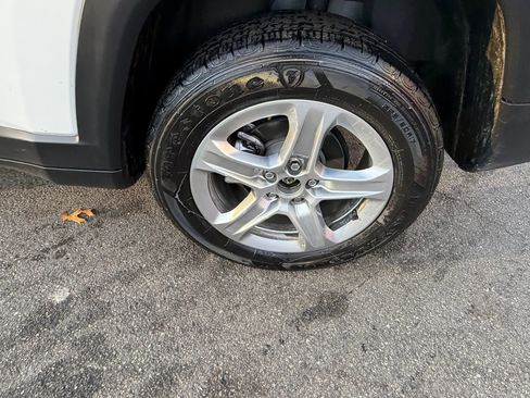 Used 2023 Jeep Compass Latitude image 9