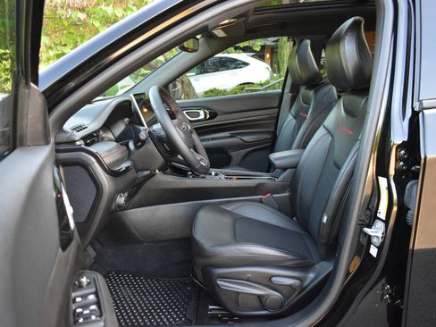 Used 2025 Jeep Compass Trailhawk w/ Sun & Sound Group AWD/4WD image 7