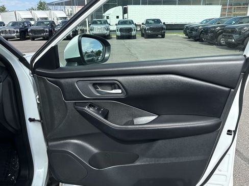 Used 2025 Nissan Rogue SV AWD/4WD image 19