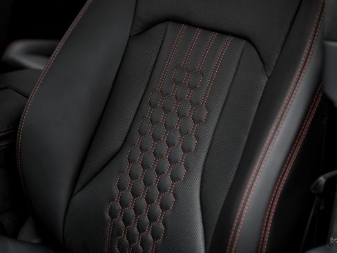 Used 2025 Lamborghini Urus SE AWD/4WD image 45