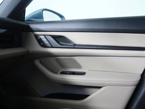 Used 2022 Porsche Taycan image 31