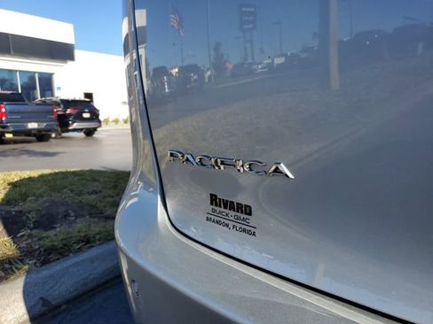 Used 2024 Chrysler Pacifica Touring-L image 7