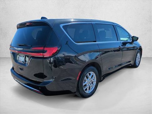 Used 2023 Chrysler Pacifica Touring-L FWD image 5