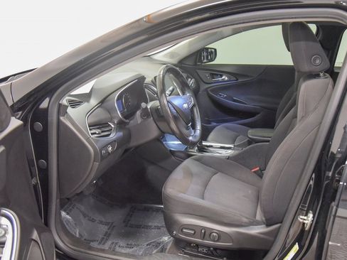 Used 2018 Chevrolet Malibu LT w/ Driver Confidence Package image 2