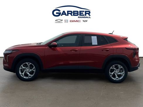 Used 2024 Chevrolet Trax LS w/ LS Convenience Package FWD image 2