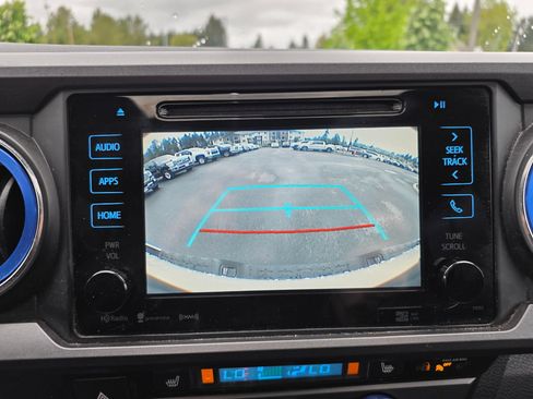 Used 2018 Toyota Tacoma TRD Sport AWD/4WD image 15