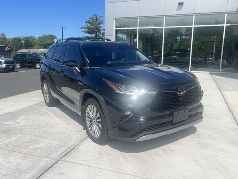 Used 2022 Toyota Highlander Platinum AWD/4WD image 2