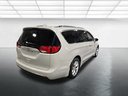 Used 2019 Chrysler Pacifica Touring-L Plus w/ Advanced Safetytec Group FWD image 5