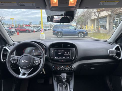Used 2025 Kia Soul LX w/ LX Technology Package image 32