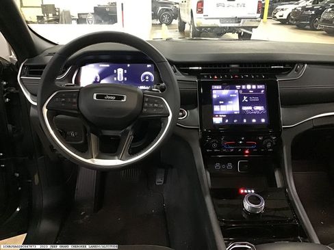 Used 2023 Jeep Grand Cherokee Altitude image 10