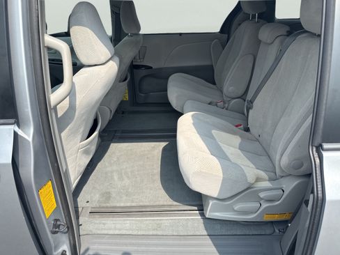 Used 2014 Toyota Sienna LE FWD image 19