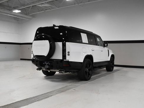 Used 2025 Land Rover Defender 130 V8 AWD/4WD image 5