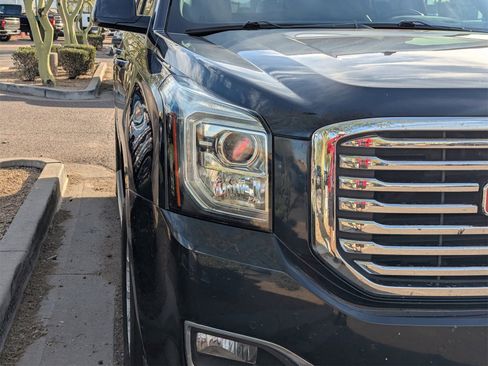 Used 2019 GMC Yukon SLT w/ Premium Edition image 4