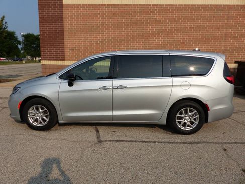 Used 2026 Chrysler Pacifica Select FWD image 4
