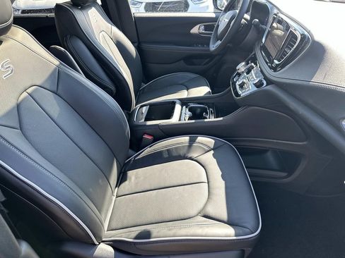 New 2026 Chrysler Pacifica Limited w/ S Appearance Package FWD image 18