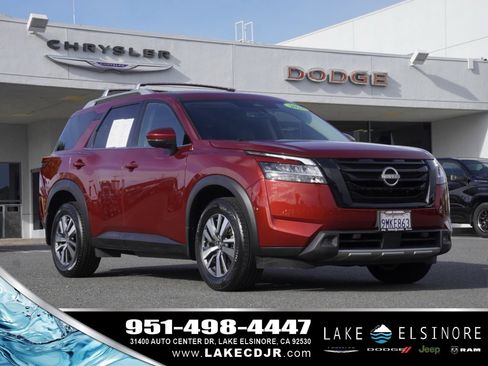 Used 2024 Nissan Pathfinder SL w/ Black Appearance Package image 1