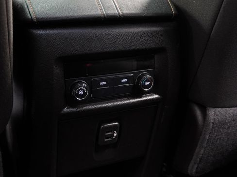 Used 2018 Chevrolet Traverse LT FWD image 18