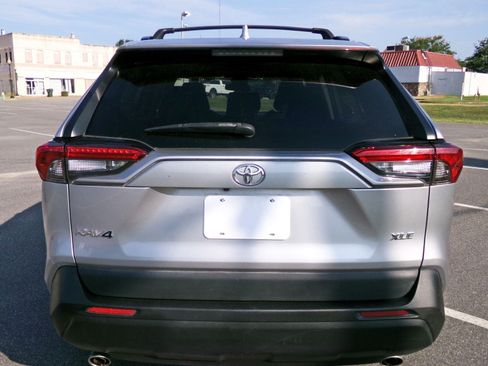Used 2022 Toyota RAV4 XLE w/ Convenience Package FWD image 5