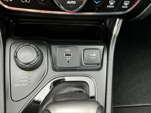 Used 2020 Jeep Cherokee Limited AWD/4WD image 16