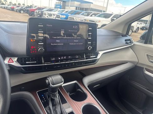 Used 2021 Toyota Sienna XLE FWD image 22