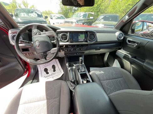 Used 2018 Toyota Tacoma TRD Sport w/ Technology Package AWD/4WD image 11