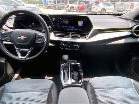Used 2024 Chevrolet Trax LT w/ Sunroof Package FWD image 16