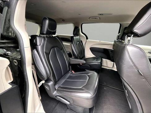 Used 2023 Chrysler Pacifica Touring-L FWD image 24