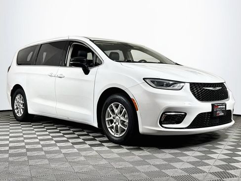 Used 2024 Chrysler Pacifica Touring-L FWD image 1