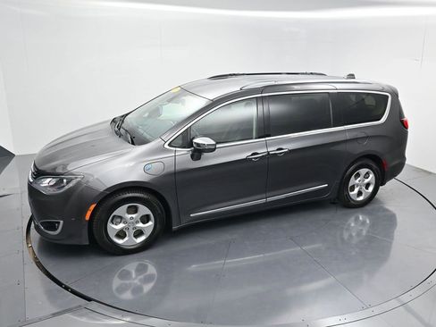 Used 2017 Chrysler Pacifica Platinum image 49