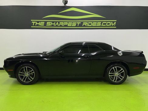 Used 2019 Dodge Challenger SXT image 6