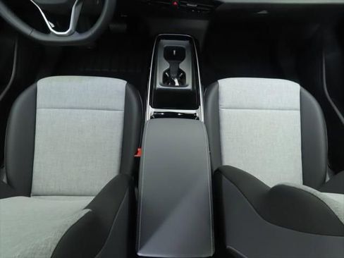 New 2025 Volkswagen ID.4 Pro image 17