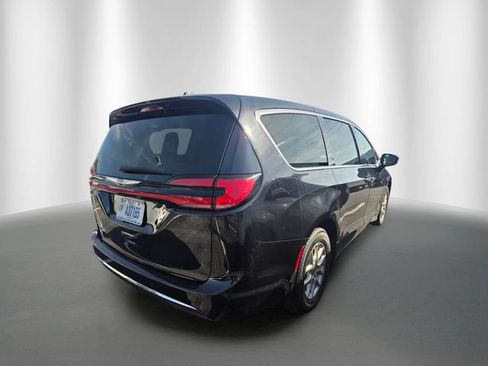 Used 2024 Chrysler Pacifica Touring-L FWD image 4