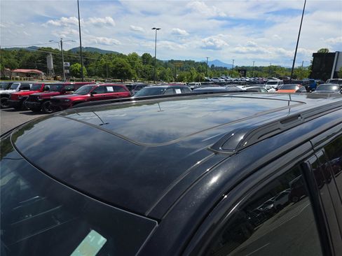 Used 2024 Jeep Wagoneer Series III w/ Premium Group I AWD/4WD image 11