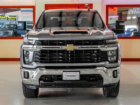Used 2024 Chevrolet Silverado 2500 LT AWD/4WD image 9