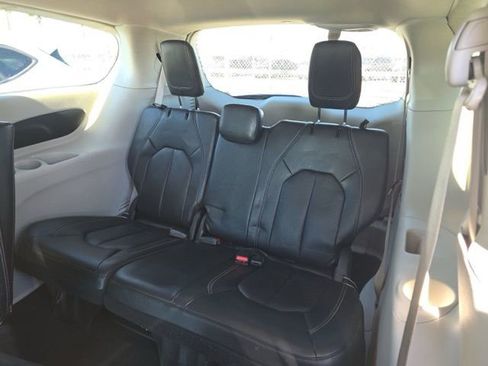 Used 2022 Chrysler Pacifica Touring-L image 16