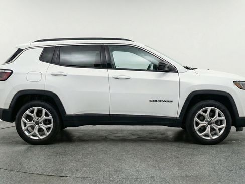 Used 2025 Jeep Compass Latitude AWD/4WD image 11