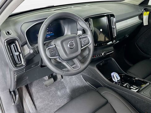 Used 2025 Volvo XC40 B5 Plus w/ Climate Package image 9