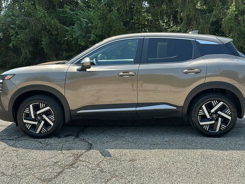Used 2025 Nissan Kicks SV FWD image 24
