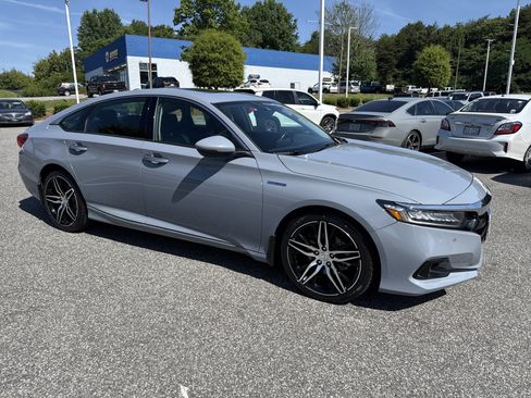 Used 2022 Honda Accord Touring image 2