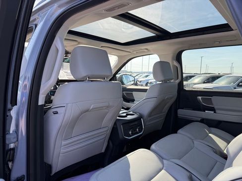 Used 2025 Ford Expedition Max Platinum w/ Platinum Ultimate Package AWD/4WD image 10