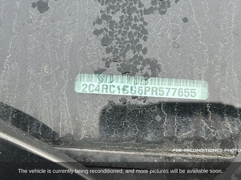 Used 2023 Chrysler Pacifica Limited image 2