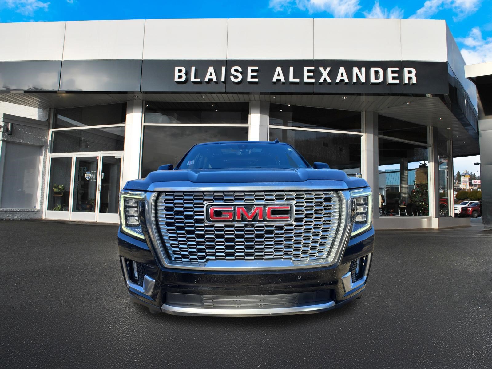 Used 2021 GMC Yukon XL Denali w/ Denali Premium Package AWD/4WD image 8