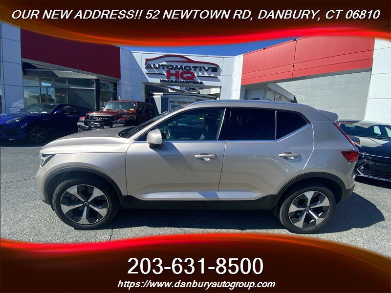 Used 2024 Volvo XC40 B5 Plus AWD/4WD image 4