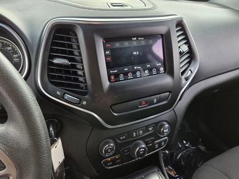 Used 2021 Jeep Cherokee Latitude FWD image 20