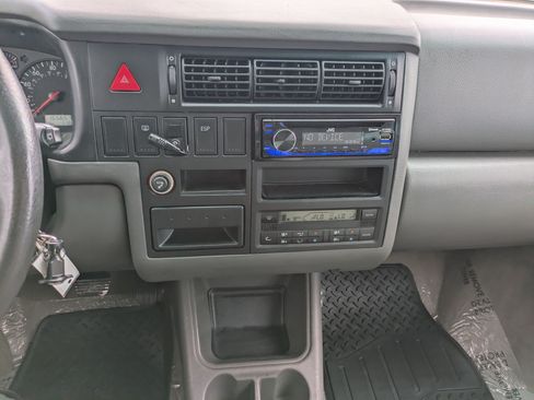 Used 2003 Volkswagen Eurovan MV FWD image 22
