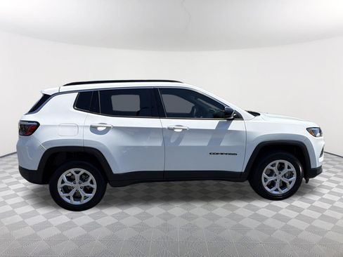 Used 2024 Jeep Compass Latitude AWD/4WD image 4